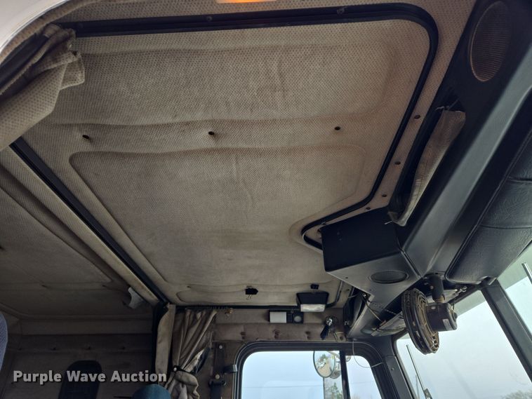 image for item EN8870 1994 Freightliner FLD120 semi truck