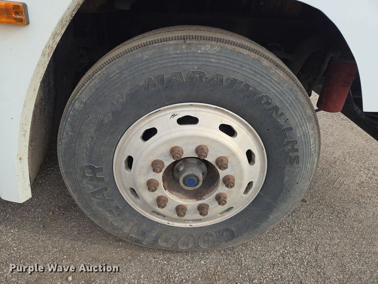 image for item EN8870 1994 Freightliner FLD120 semi truck