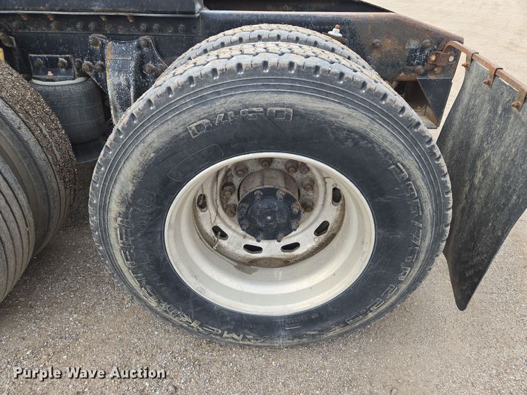 image for item EN8870 1994 Freightliner FLD120 semi truck