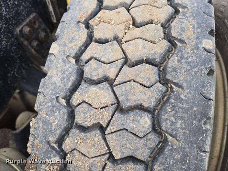 image for item EN8870 1994 Freightliner FLD120 semi truck