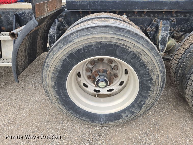 image for item EN8870 1994 Freightliner FLD120 semi truck