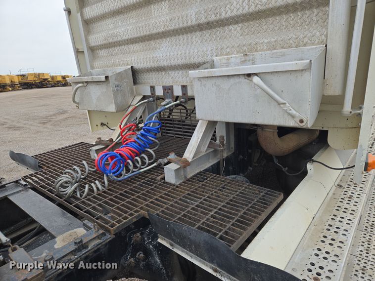 image for item EN8871 1994 Freightliner FLD120 semi truck