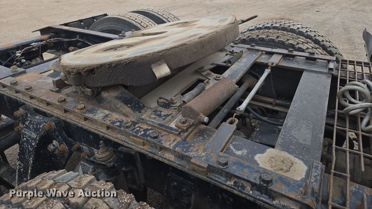 image for item EN8871 1994 Freightliner FLD120 semi truck