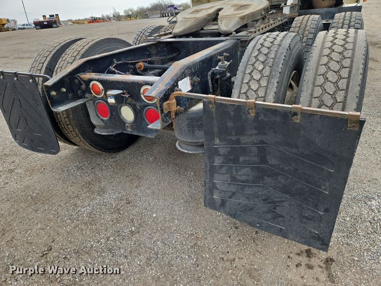 image for item EN8871 1994 Freightliner FLD120 semi truck