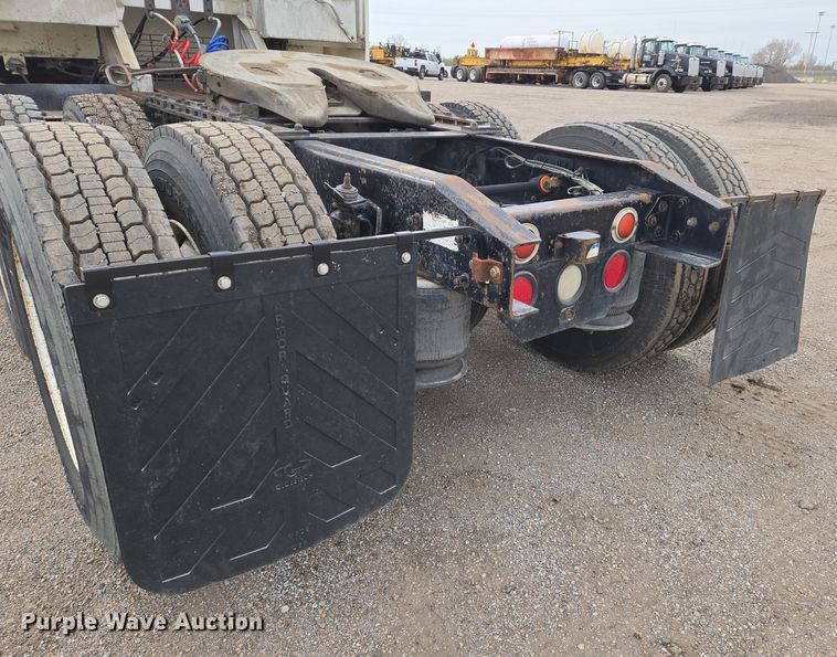 image for item EN8871 1994 Freightliner FLD120 semi truck