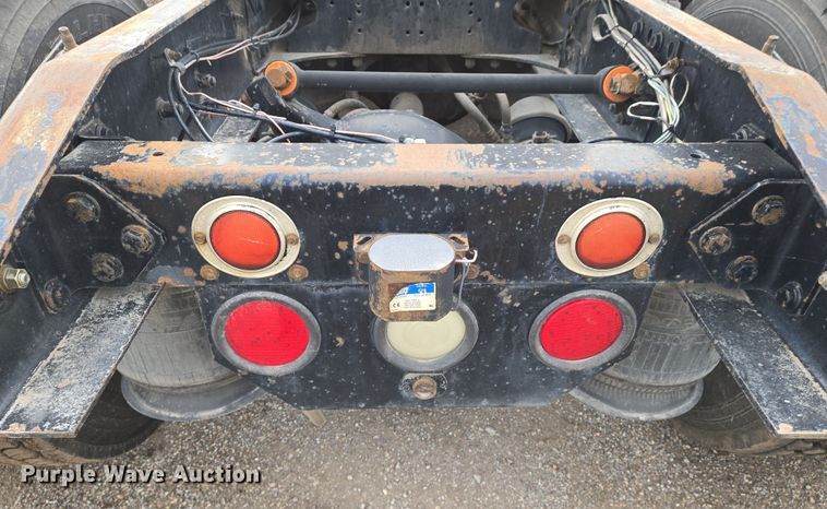 image for item EN8871 1994 Freightliner FLD120 semi truck