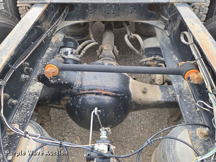 image for item EN8871 1994 Freightliner FLD120 semi truck