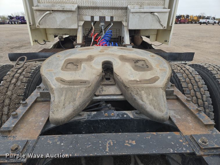 image for item EN8871 1994 Freightliner FLD120 semi truck