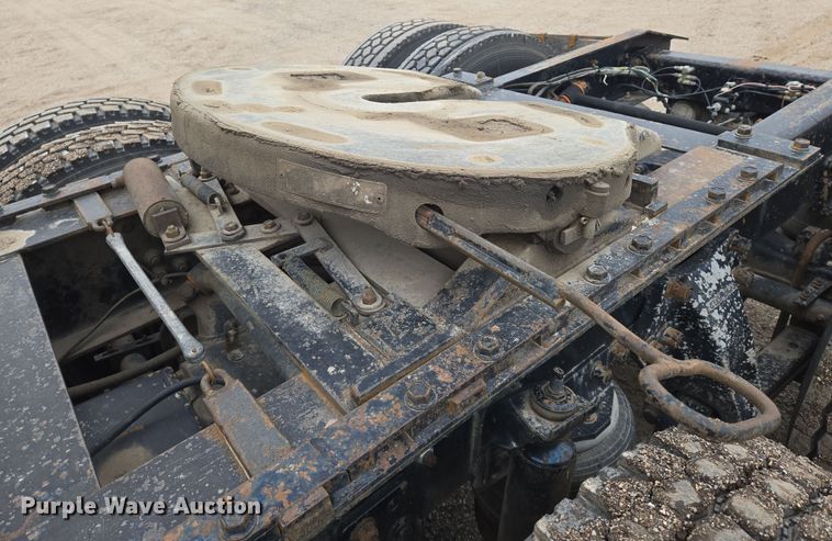 image for item EN8871 1994 Freightliner FLD120 semi truck