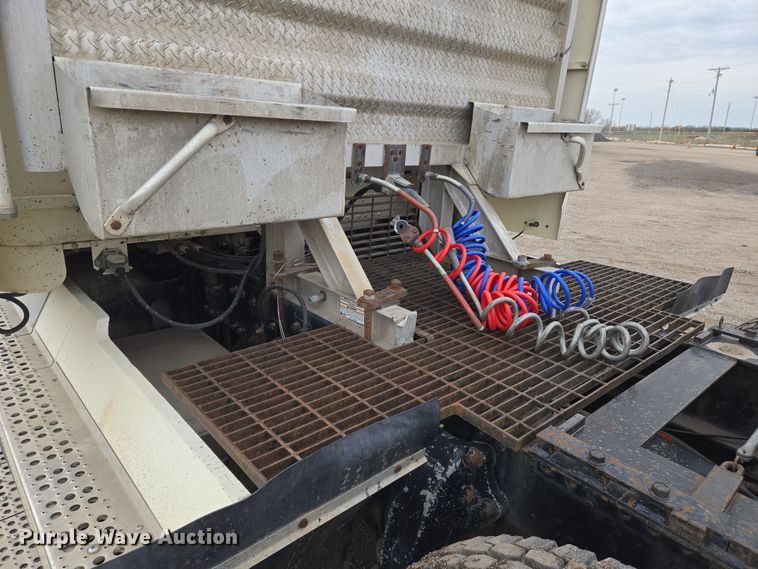 image for item EN8871 1994 Freightliner FLD120 semi truck