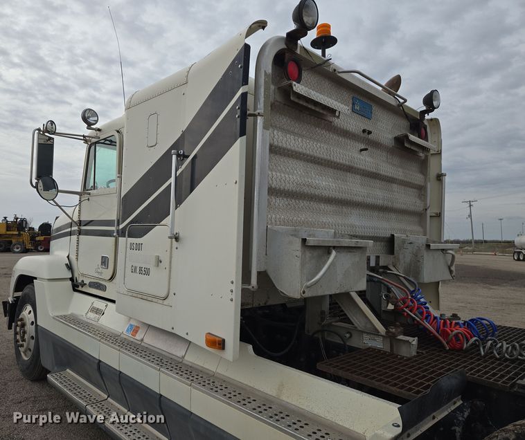 image for item EN8871 1994 Freightliner FLD120 semi truck