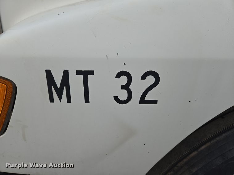 image for item EN8871 1994 Freightliner FLD120 semi truck