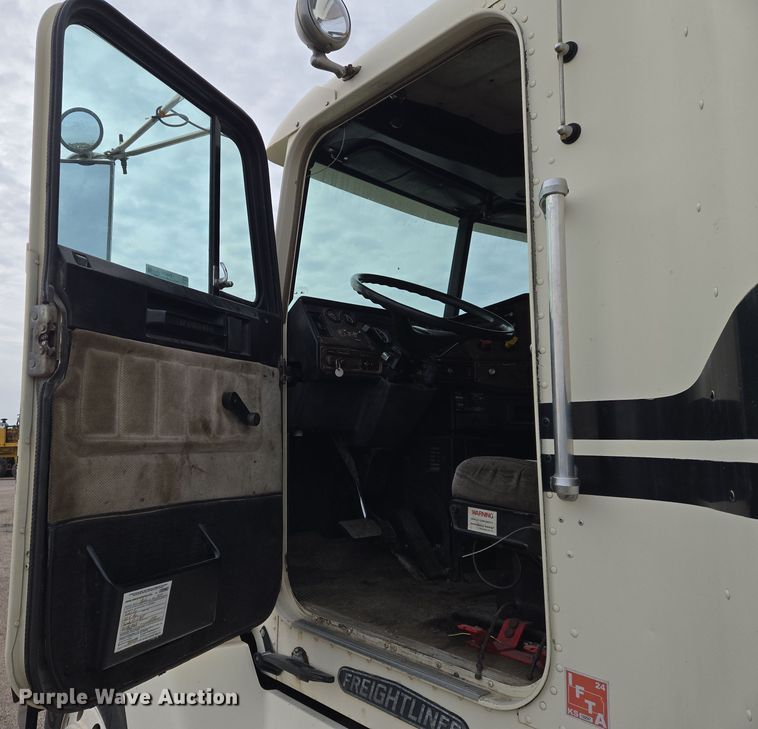 image for item EN8871 1994 Freightliner FLD120 semi truck