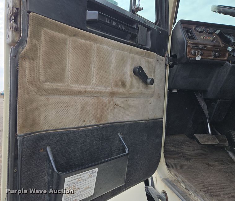 image for item EN8871 1994 Freightliner FLD120 semi truck