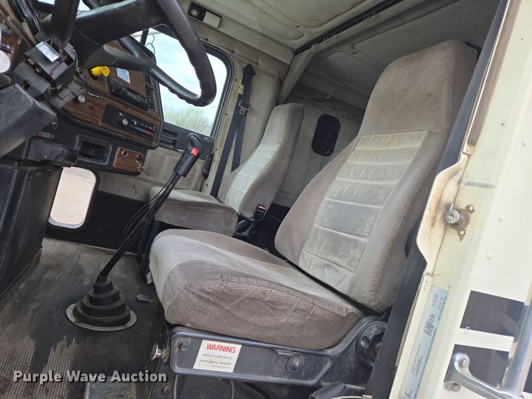 image for item EN8871 1994 Freightliner FLD120 semi truck