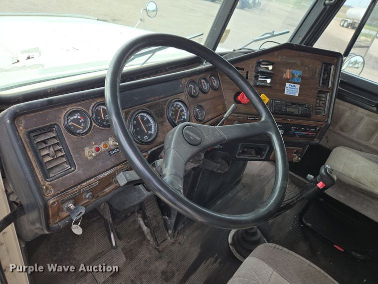 image for item EN8871 1994 Freightliner FLD120 semi truck