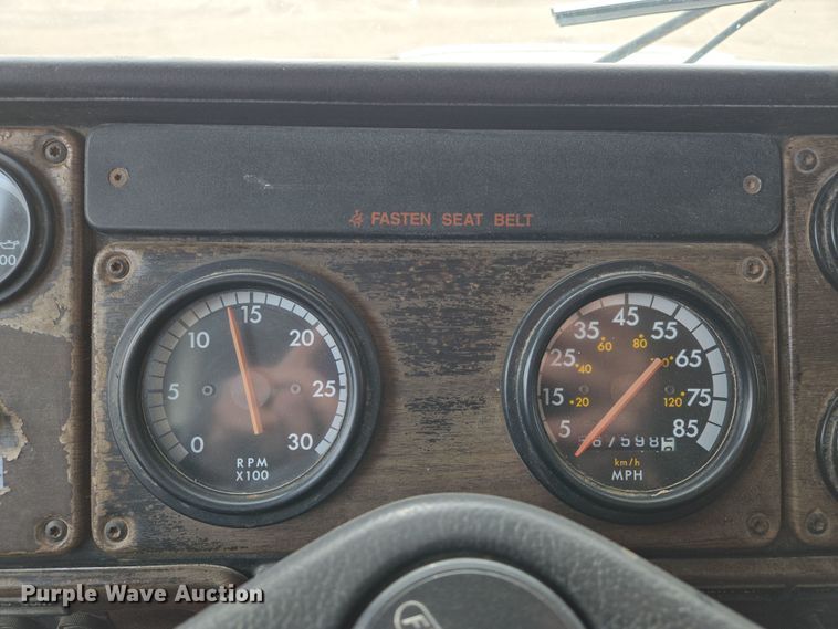 image for item EN8871 1994 Freightliner FLD120 semi truck