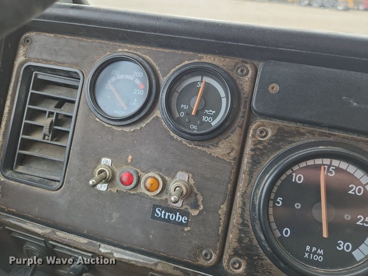 image for item EN8871 1994 Freightliner FLD120 semi truck