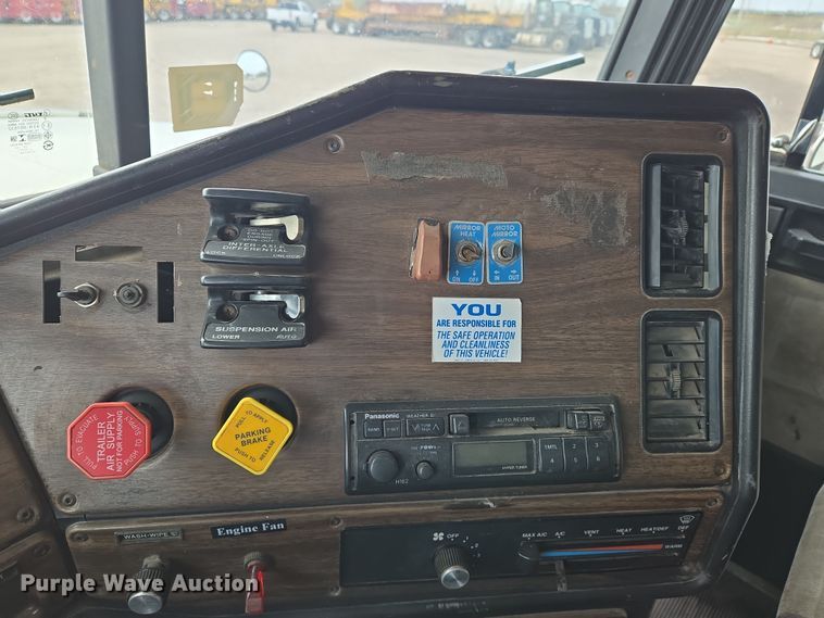 image for item EN8871 1994 Freightliner FLD120 semi truck