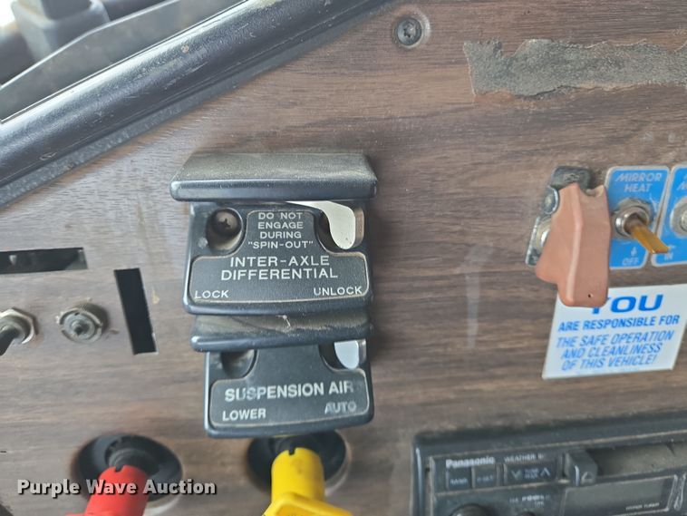 image for item EN8871 1994 Freightliner FLD120 semi truck