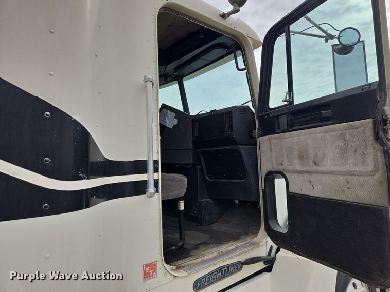 image for item EN8871 1994 Freightliner FLD120 semi truck