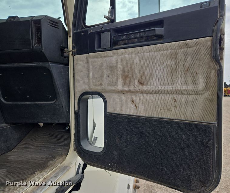 image for item EN8871 1994 Freightliner FLD120 semi truck