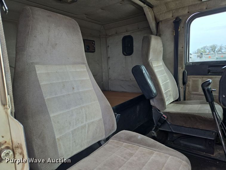 image for item EN8871 1994 Freightliner FLD120 semi truck