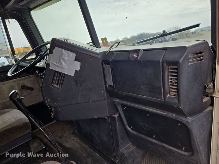 image for item EN8871 1994 Freightliner FLD120 semi truck