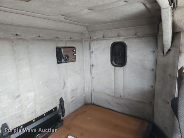 image for item EN8871 1994 Freightliner FLD120 semi truck