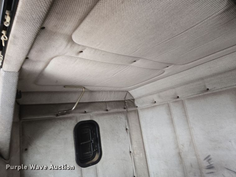 image for item EN8871 1994 Freightliner FLD120 semi truck