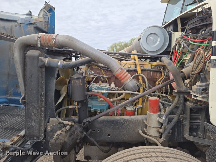 image for item EN8871 1994 Freightliner FLD120 semi truck