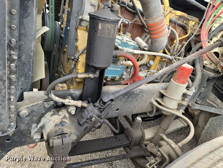 image for item EN8871 1994 Freightliner FLD120 semi truck