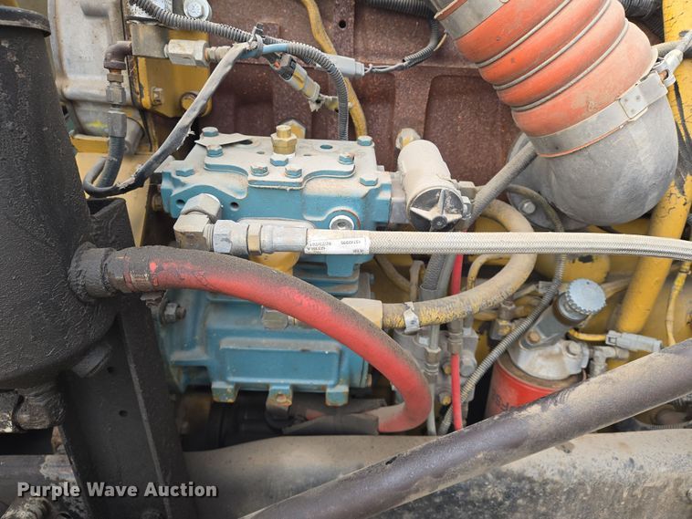 image for item EN8871 1994 Freightliner FLD120 semi truck