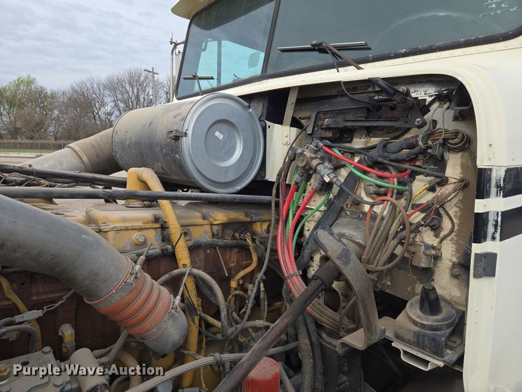 image for item EN8871 1994 Freightliner FLD120 semi truck