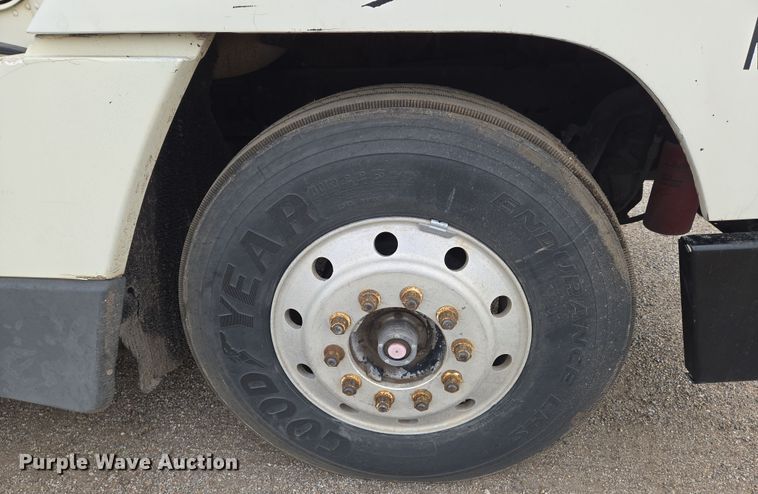 image for item EN8871 1994 Freightliner FLD120 semi truck