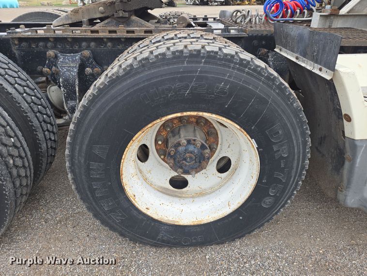 image for item EN8871 1994 Freightliner FLD120 semi truck