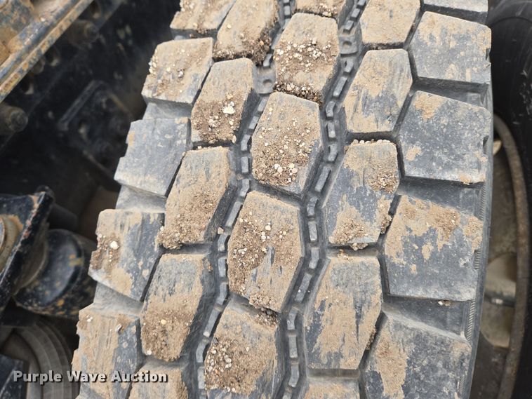 image for item EN8871 1994 Freightliner FLD120 semi truck