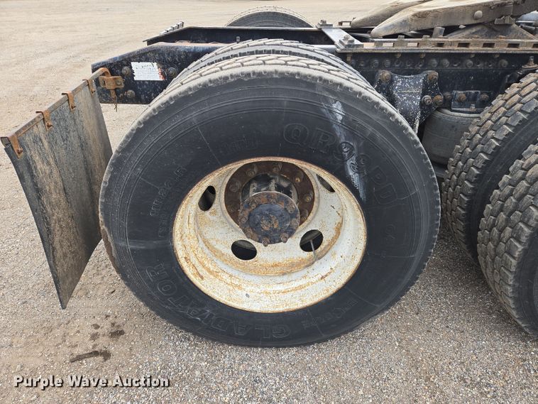 image for item EN8871 1994 Freightliner FLD120 semi truck