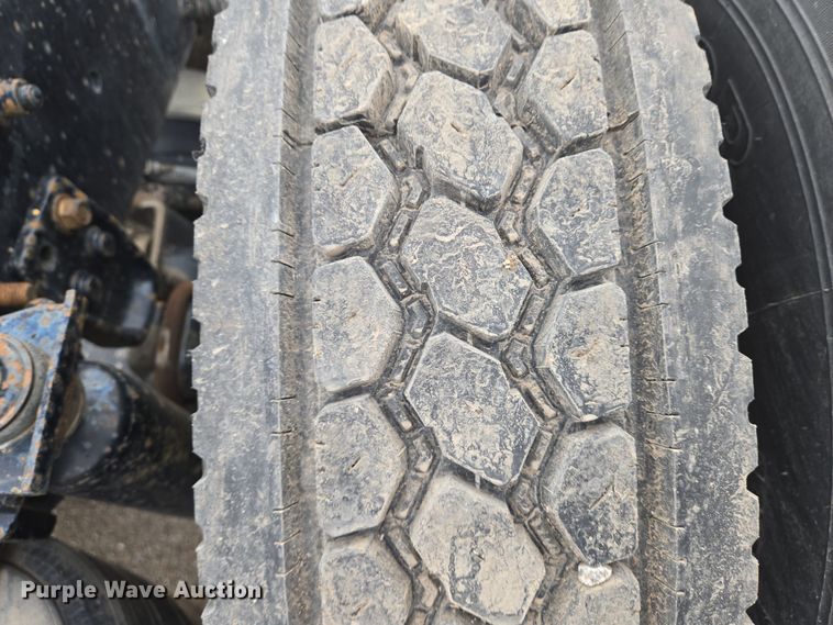 image for item EN8871 1994 Freightliner FLD120 semi truck