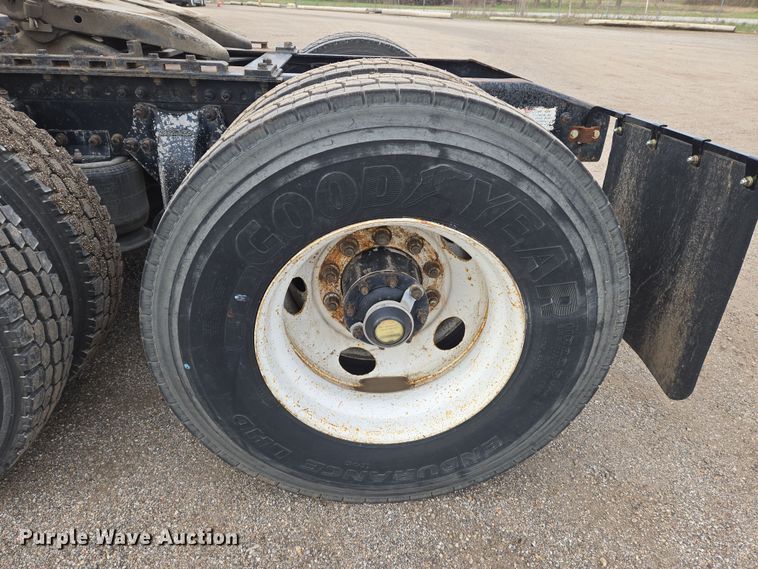 image for item EN8871 1994 Freightliner FLD120 semi truck