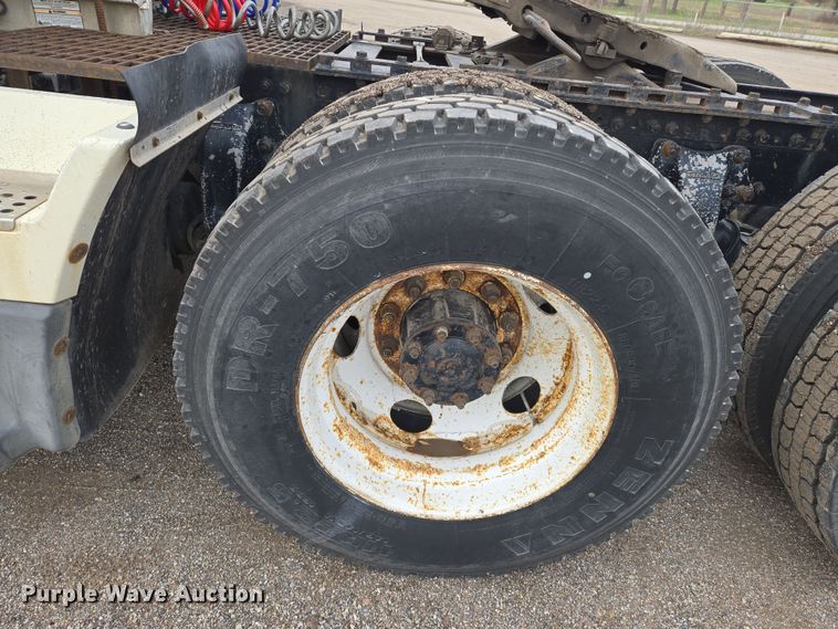 image for item EN8871 1994 Freightliner FLD120 semi truck