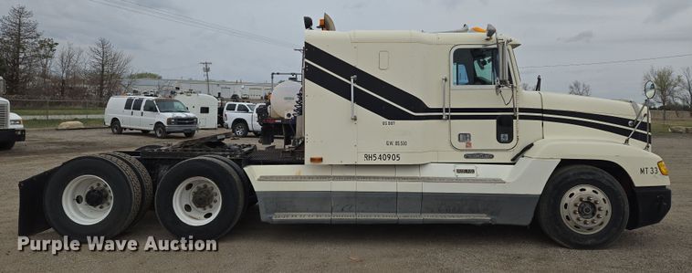 image for item EN8872 1994 Freightliner FLD120 semi truck