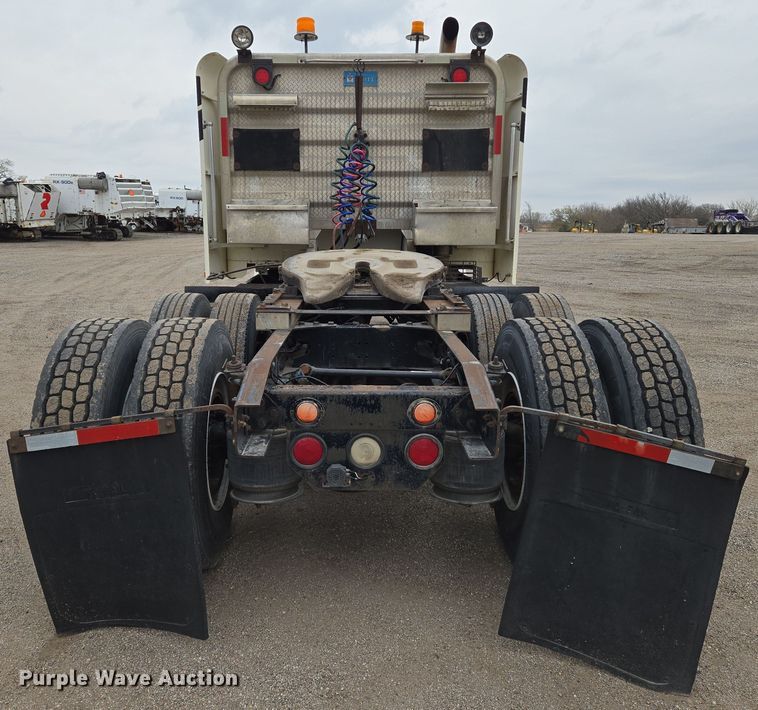 image for item EN8872 1994 Freightliner FLD120 semi truck