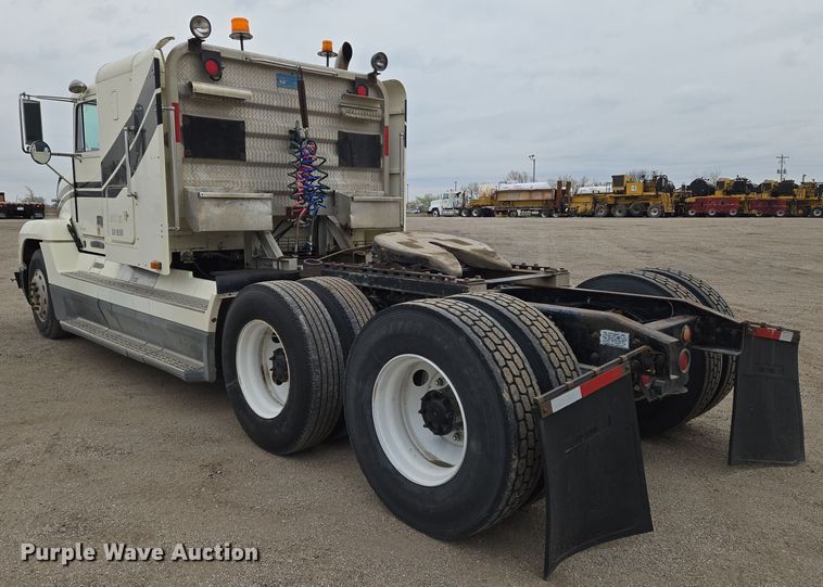 image for item EN8872 1994 Freightliner FLD120 semi truck