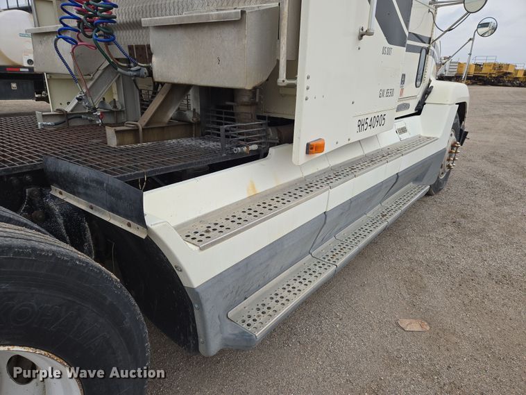 image for item EN8872 1994 Freightliner FLD120 semi truck