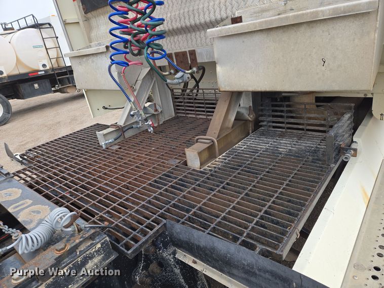 image for item EN8872 1994 Freightliner FLD120 semi truck