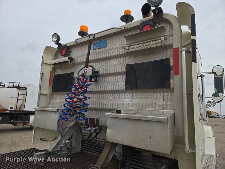 image for item EN8872 1994 Freightliner FLD120 semi truck