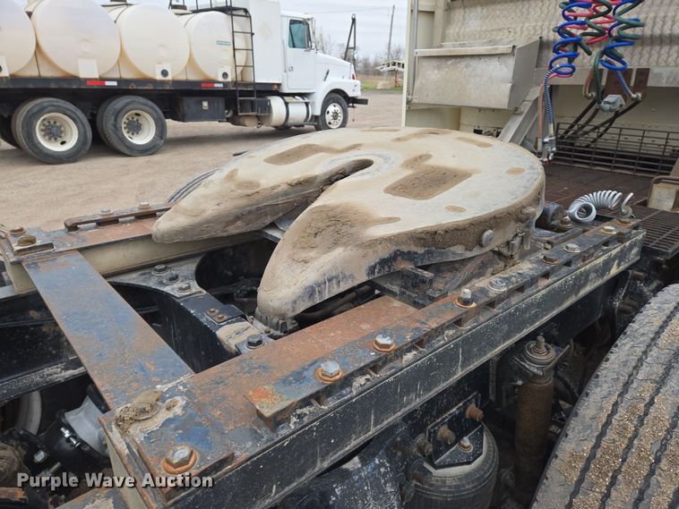 image for item EN8872 1994 Freightliner FLD120 semi truck