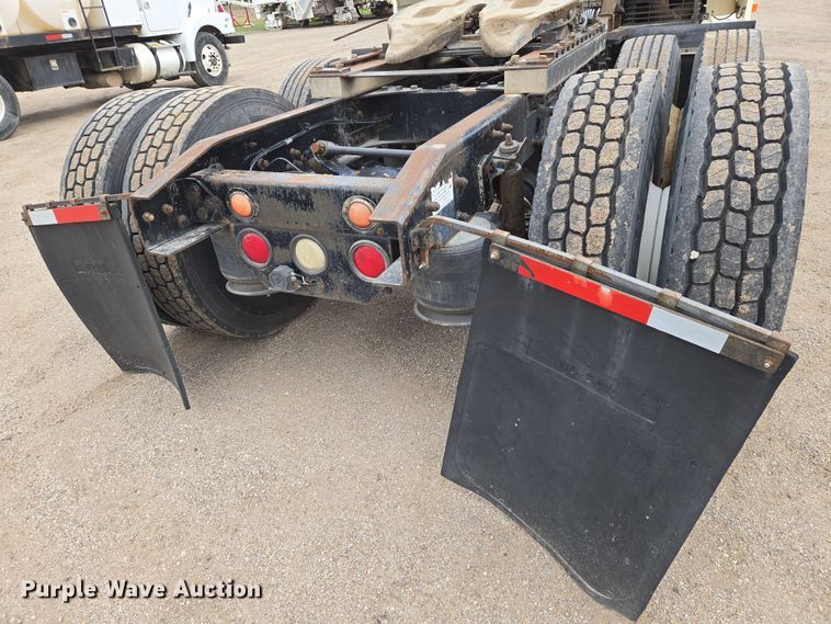 image for item EN8872 1994 Freightliner FLD120 semi truck