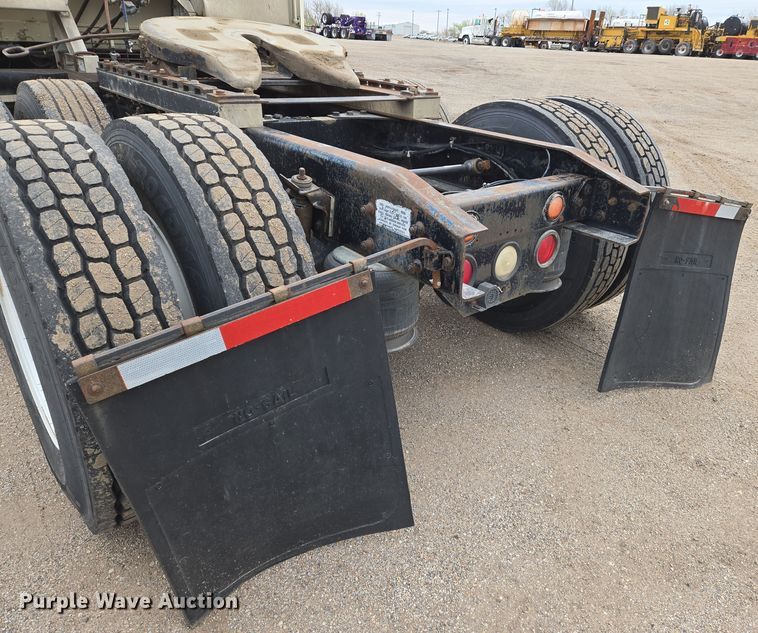 image for item EN8872 1994 Freightliner FLD120 semi truck